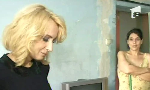 Daniela Gyorfi, şocată de mizeria din casa Ioanei Tufar (Foto: captură video Antena 1) jpeg