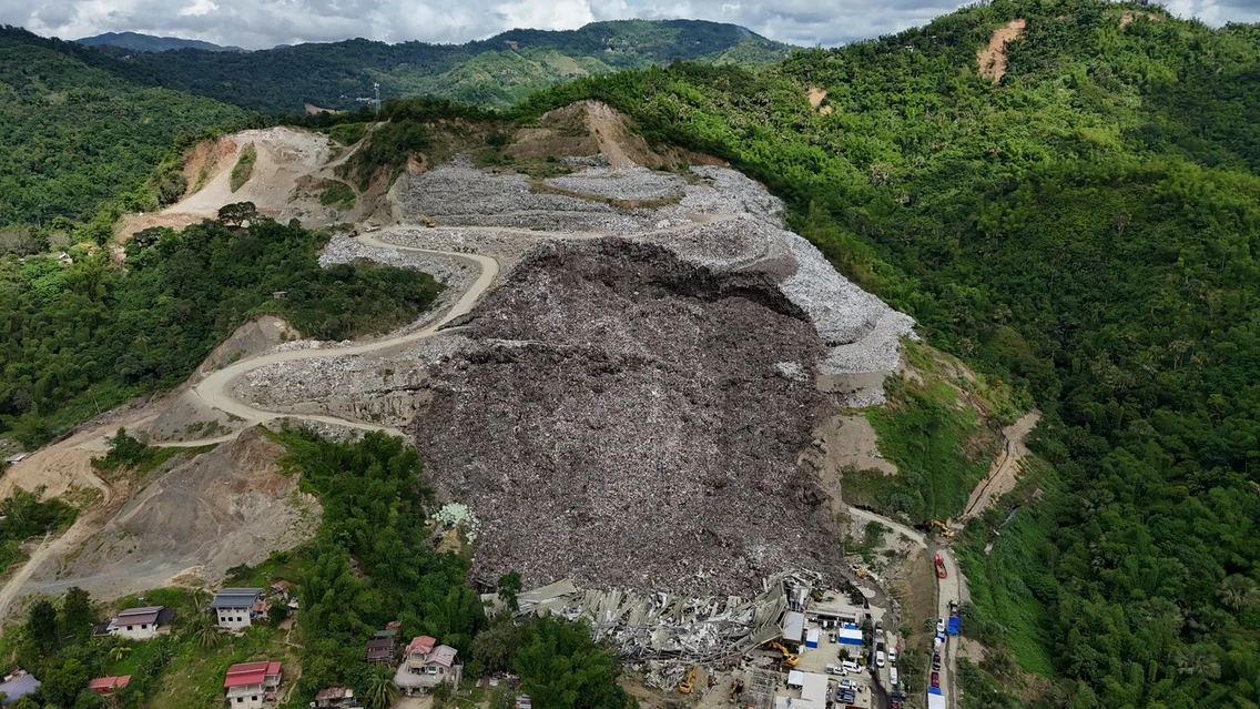 Un munte uriaș de gunoi s-a prăbușit la o stație de sortare a deșeurilor în Filipine FOTO Profimedia