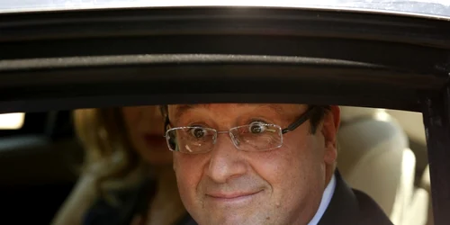 presedintele francez Francois Hollande si  Valerie Trierweiler se uita pe fereastra masinii in timp ce parasesc muzeul Nelson Mandela din Soweto foto reuters