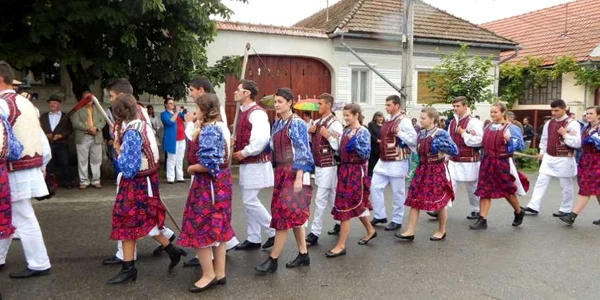 Toată suflarea satului va îmbrăca straie populare. FOTOPrimăria Drăguş. 