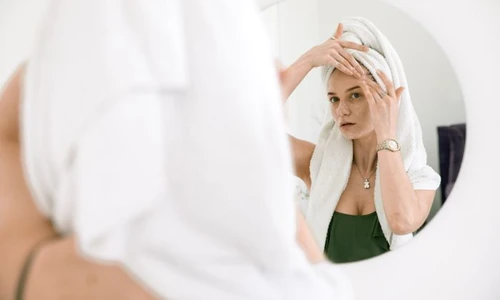 1 femeie care se uita in oglinda jpg jpeg