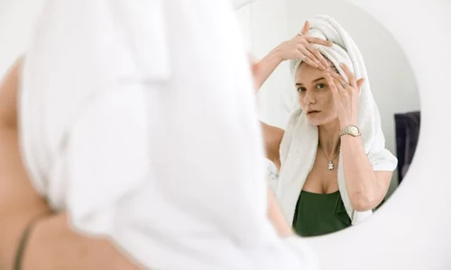 1 femeie care se uita in oglinda jpg jpeg