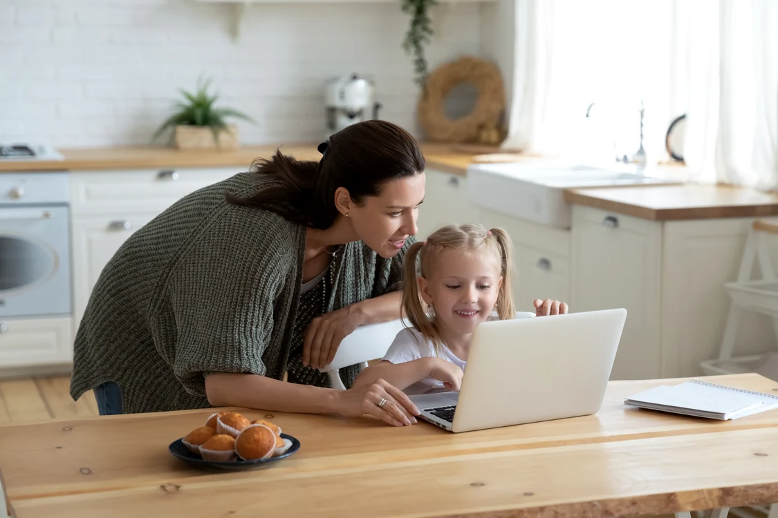Părinții ar trebui să monitorizeze atent activitatea copiilor pe internet (Foto: Shutterstock)