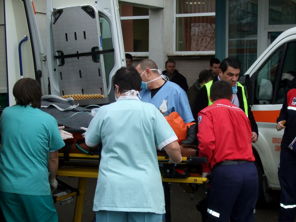Medicii sunt rezervaţi cu privire la starea bărbatului.