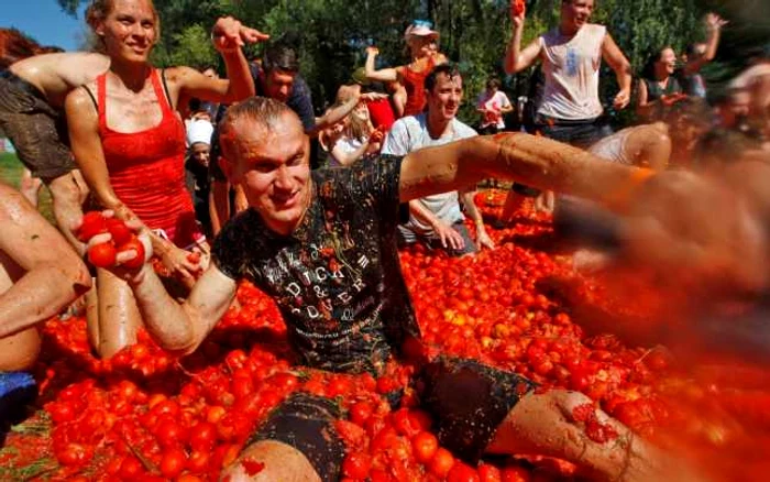 Localnicii, dar şi turiştii din Kiev s-au distrat în marea de roşii pusă la dispoziţie de organizatori. FOTO Getty Images