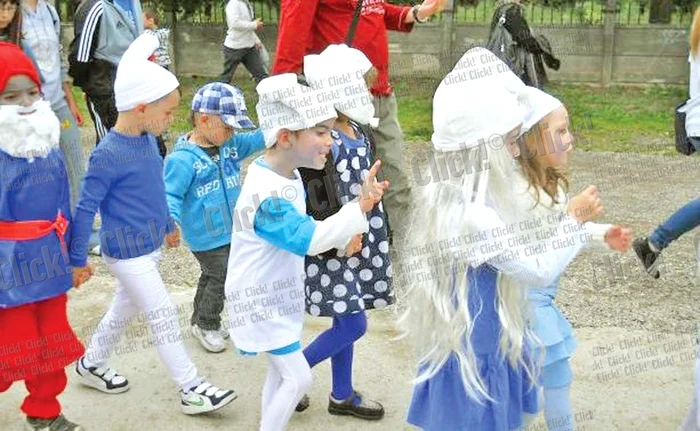 Peste 150 de copii costumaţi în ştrumfi au defilat cu ocazia Zilelor Clujului