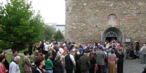 Bacău: Sute de credincioși au sărbătorit hramul bisericii Precista