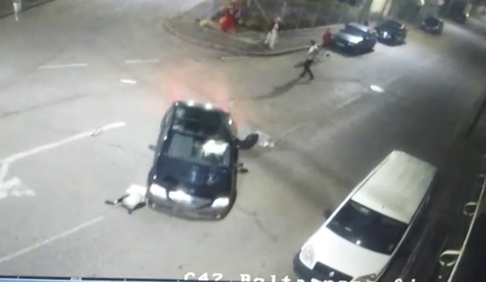 Doi indivizi, arestați în urma altercației violente din Râmnicu Sărat. Sunt acuzați de tentativă la omor VIDEO