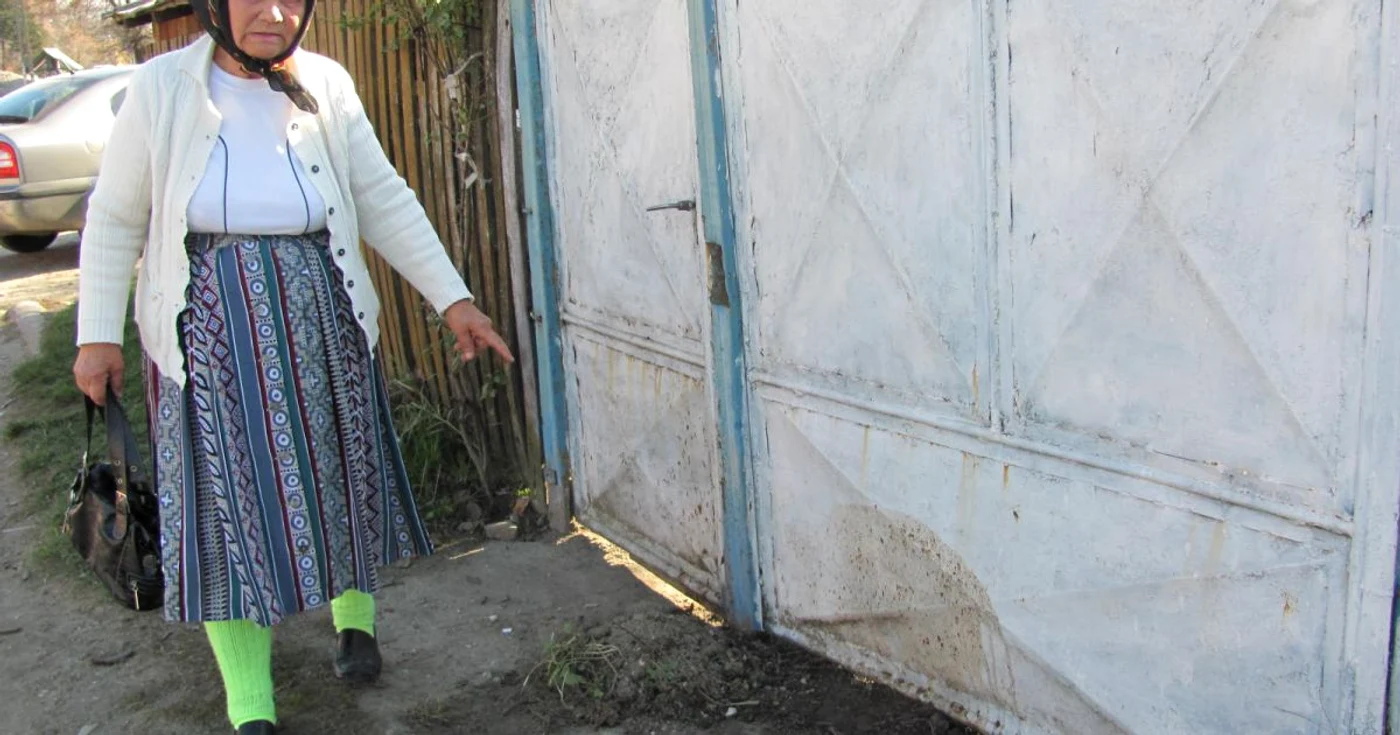 Matilda Niţă arată „cadoul” găsit la poartă