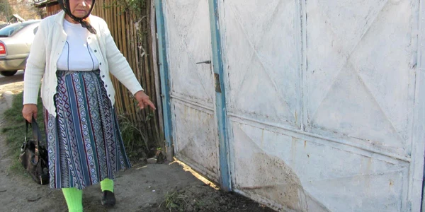 Matilda Niţă arată „cadoul” găsit la poartă