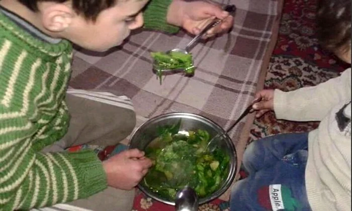 O supă de frunze: asta e masa locuitorilor din Madaya