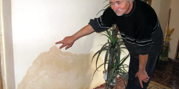 Ion Dobrescu are mai mulţi pereţi ai casei îmbibaţi cu apă