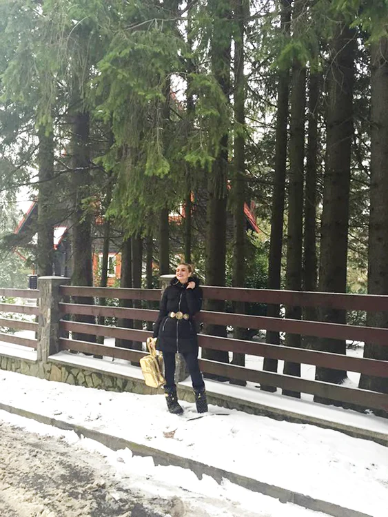 Tara adoră muntele, chiar dacă vremea nu este pe placul ei. „Plouă”, a scris ea, pe Facebook. Dar asta nu i-a șters zâmbetul