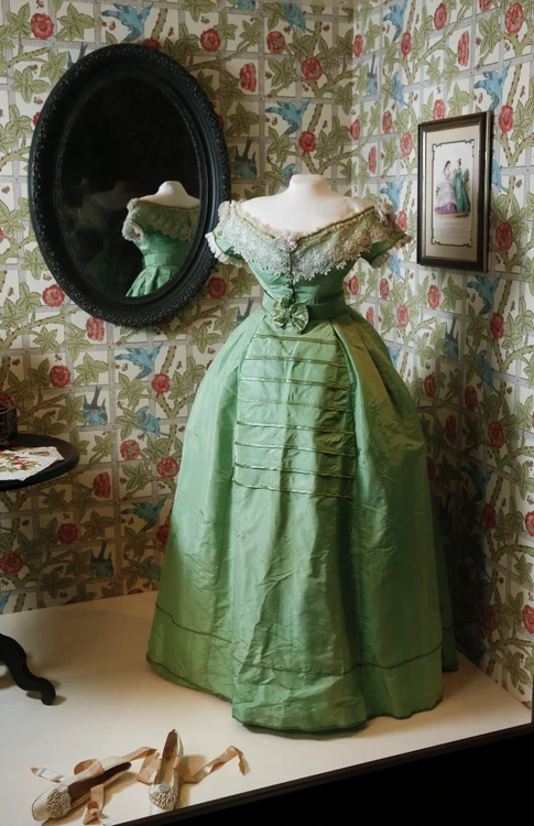O rochie asociată cu celebra otravă Verde de Paris. FOTO: Profimedia