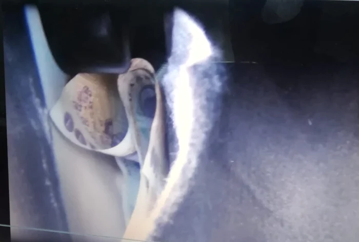 Spaga era ascunsă sub presul de cângă chederul de la maşină