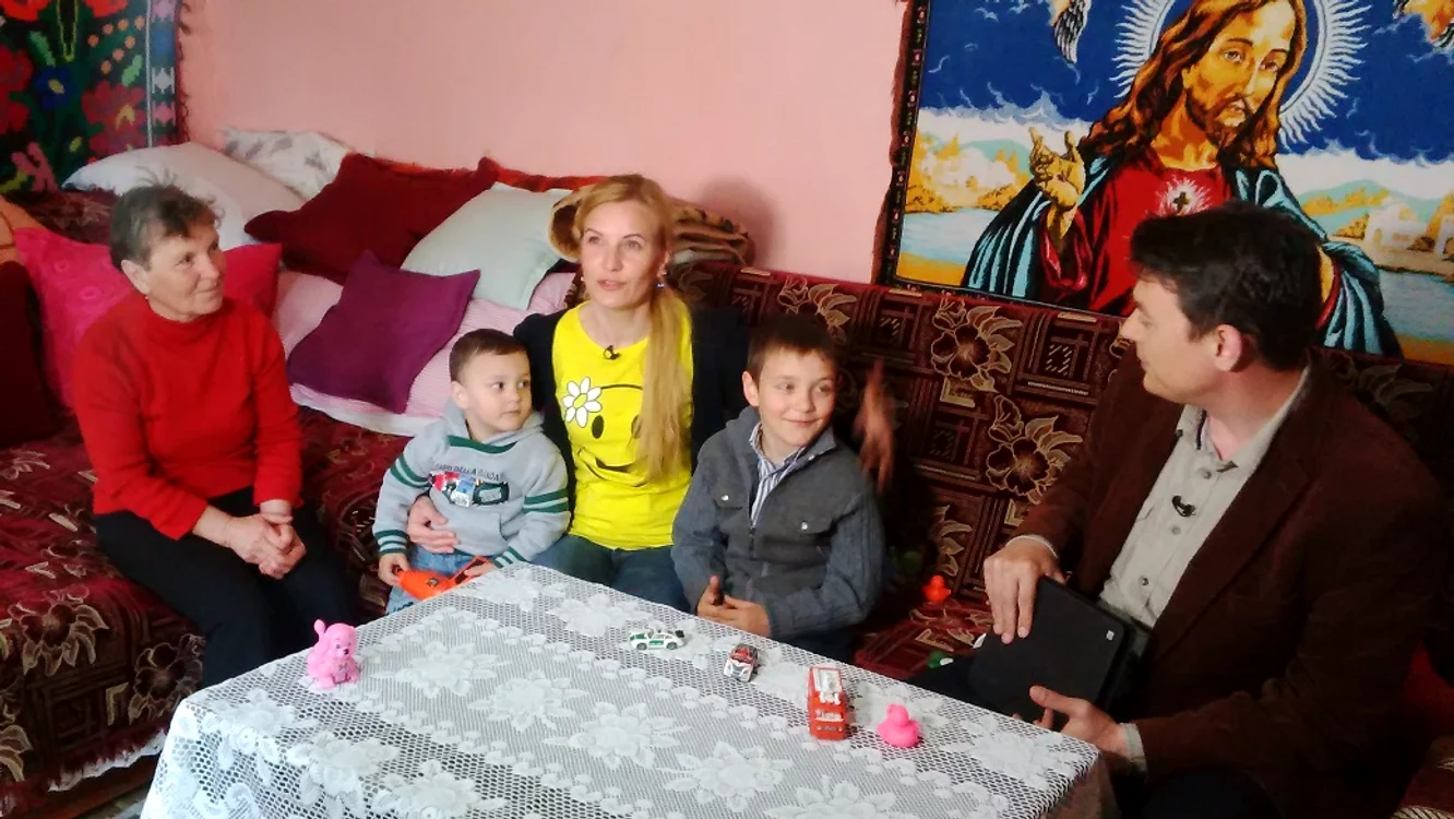 
    "Revendicarea": Femeia nu a reuşit să se lămurească de ce copiii ei nu îşi primesc drepturileFoto: Prima TV  