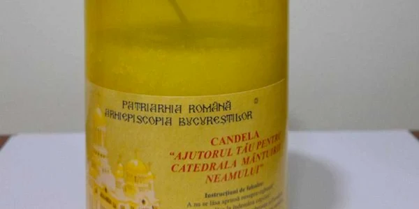 Noul model de candelă de cult provine de la Fabrica de lumânări „Făclia Sfinţilor Români” a Arhiepiscopiei Bucureştilor (foto basilica.ro)