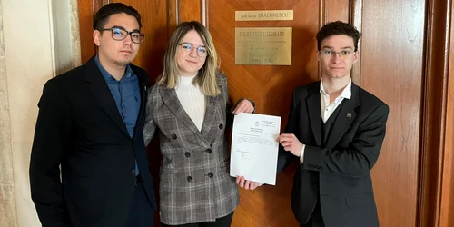 Cei trei studenti care au depus proiect de lege privind votul la 16 ani FOTO Facebook
