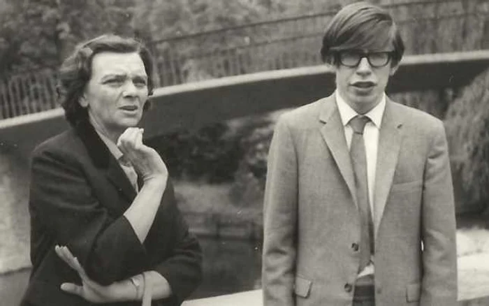 Stephen Hawking, împreună cu mama lui.    Foto: telegraph.co.uk