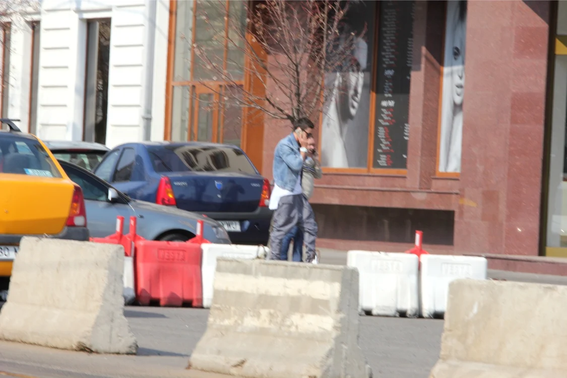 Dorian Popa, alături de iubita lui, Claudia, în drum spre salonul pe care l-au deschis împreună