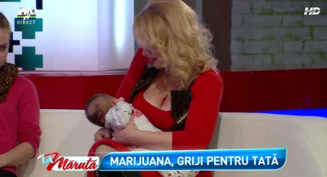 Oana Lis, cu un bebeluş în braţe