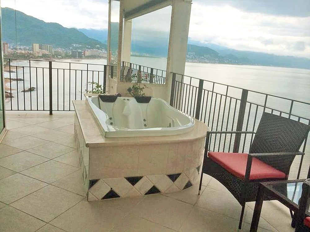 În balconul cu vedere la ocean există un jacuzzi pentru clipe romantice