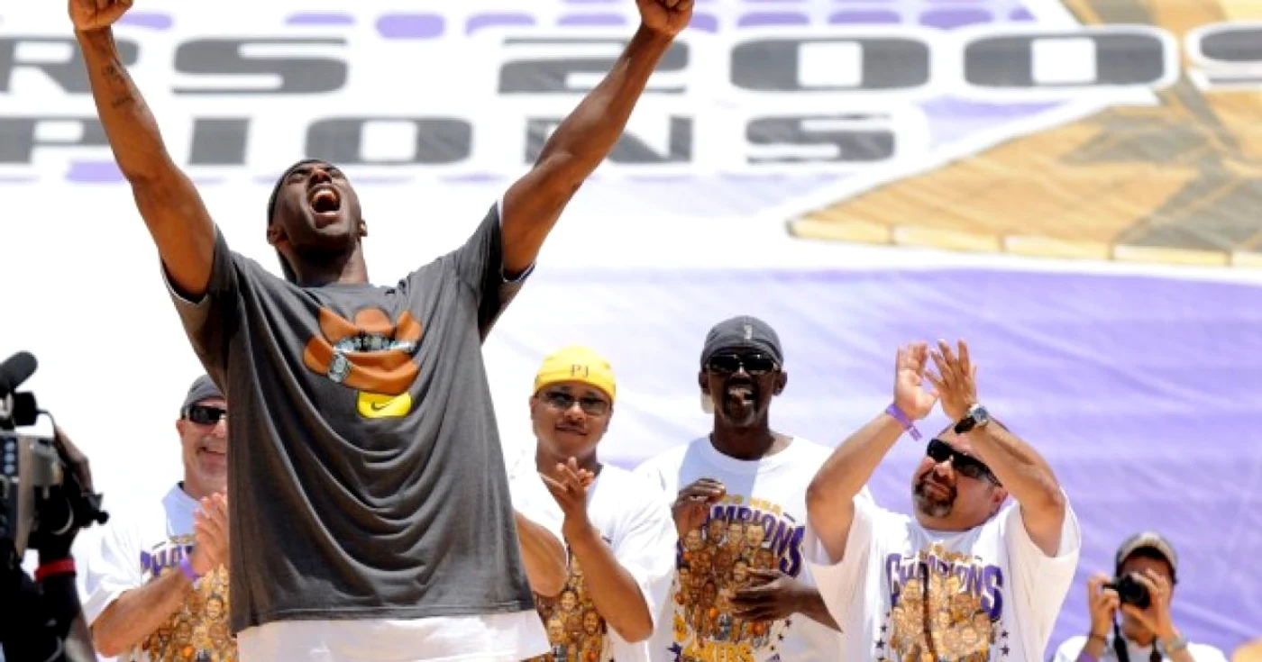 Kobe Bryant şi Lakers sunt campioni şi la bani