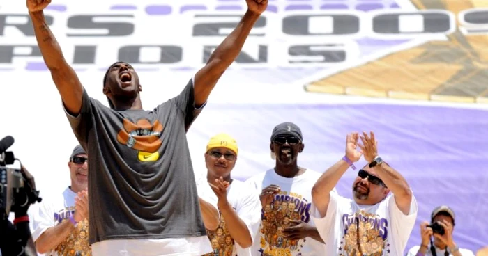 Kobe Bryant şi Lakers sunt campioni şi la bani