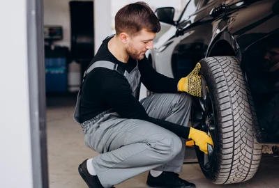 Schimbarea anvelopelor inainte de iarnă este necesară  Foto Freepik com jpg