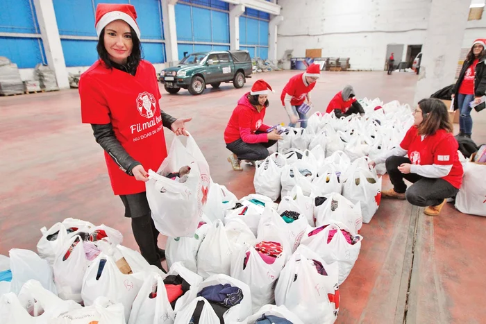 Reporterul Click! a ajutat la împachetarea cadourilor