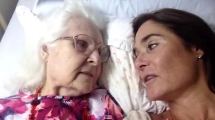 
    Kelly, alături de mama sa care suferă de AlzheimerFoto Youtube  