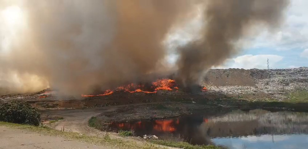Un angajat, vinovat de incendiul de la groapa de gunoi a Galațiului. Încă mai sunt focare de fum