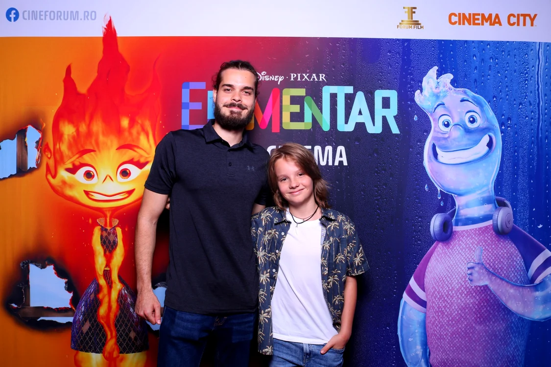 Robert alaturi de David Dobrincu la premiera