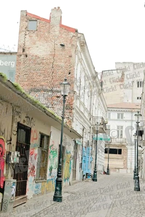 Deşi e un adevărat pericol  să te plimbi pe străzile  din Centrul Istoric, ieri era plin de bucureşteni (Fotografii: Roberto Sălceanu)