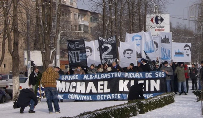 Zeci de tineri au participat la comemorarea lui Michael klein. Foto Ada Ionescu