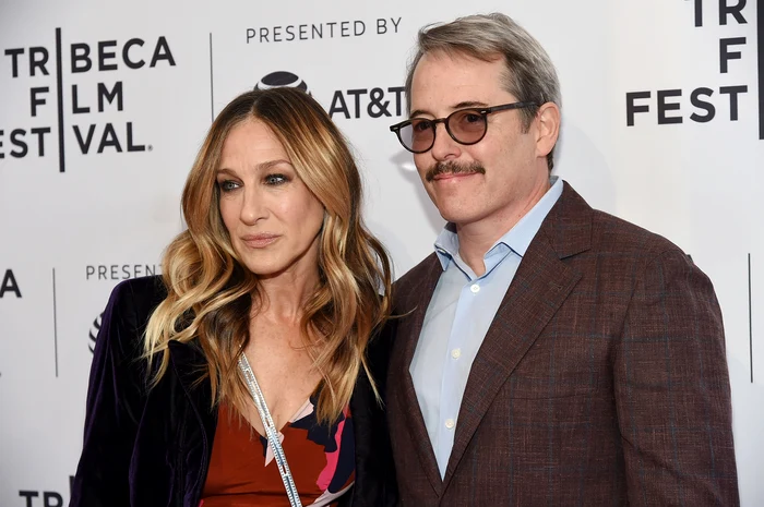 
    Sarah Jessica Parker a fost surprinsă recent împreună cu soțul și fiicele la plajăfoto: Profimedia  