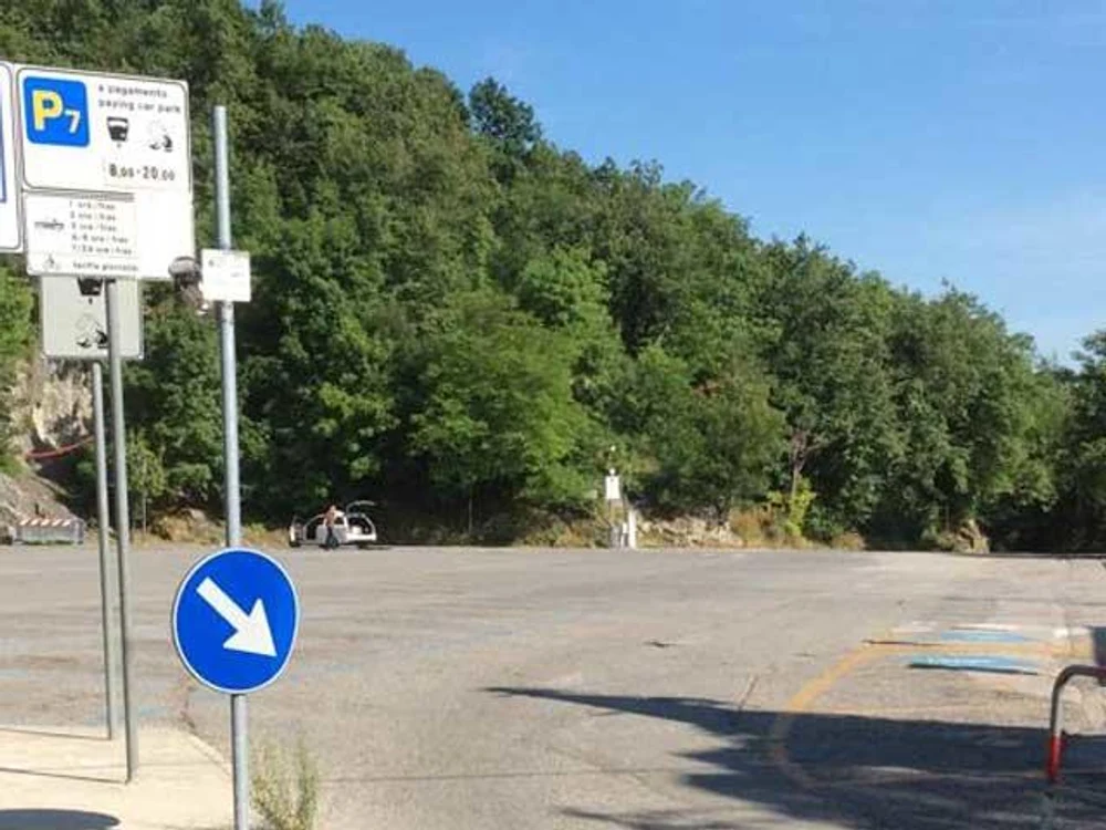 O româncă a băgat în spital un șofer din San Marino din cauza unui loc de parcare, în Duminica Paștelui catolic