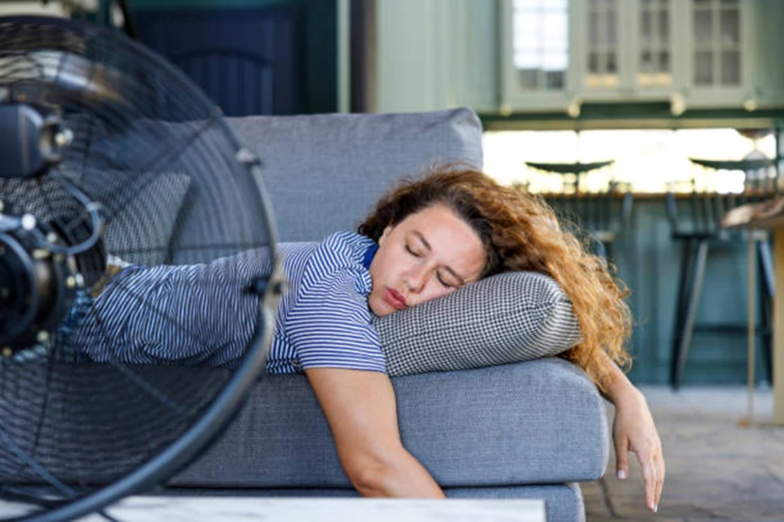 Somnul poate deveni dificil din cauza caniculei / foto: IStock