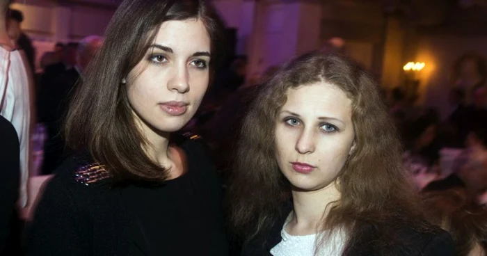 Nadzehda
Tolokonnikova (24 de ani) şi Maria Alyokhina (25 de ani) au scrie pe
Twitter că au fost reţinute în centrul oraşului Soci, sub
acuzaţia de furt FOTO AFP