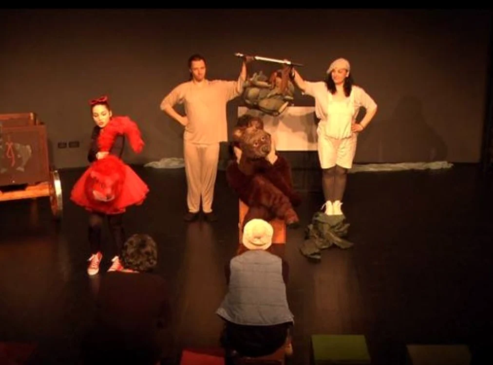 
    Spectacolul „Ursul păcălit de vulpe” se joacă joi (9 aprilie) de la 10.00 și de la 12.00foto: teatrultandarica.ro  