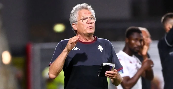 Laszlo Boloni încearcă să o scoată la capăt cu Metz. Foto Profimedia 