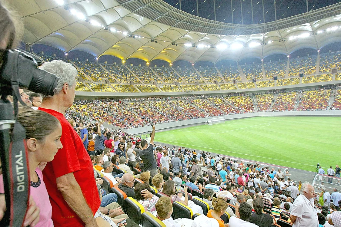 
    Ca să vezi un meci  la Tribuna 1 te costă  chiar şi 300 de lei  