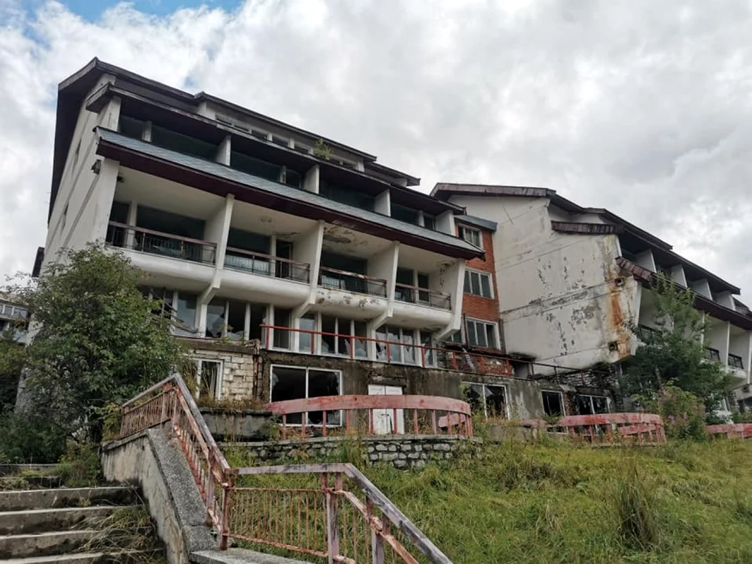 Complexurile hoteliere lăsate de izbelişte din staţiunea Vidra - Voineasa judeţul Vâlcea Foto Alexandru Dan