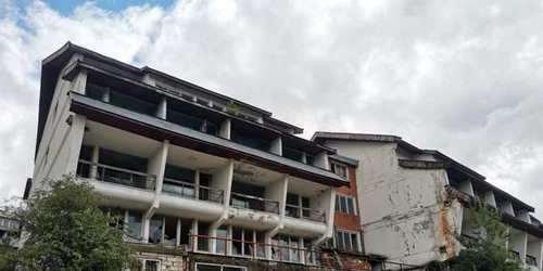 Complexurile hoteliere lăsate de izbelişte din staţiunea Vidra - Voineasa judeţul Vâlcea Foto Alexandru Dan