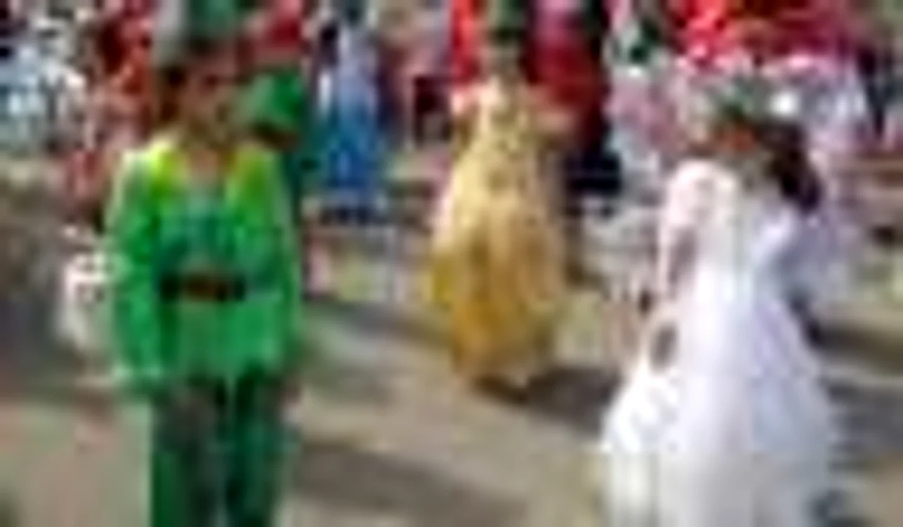 Copiii s-au costumat pentru carnavalul din cetrul Iaşiului