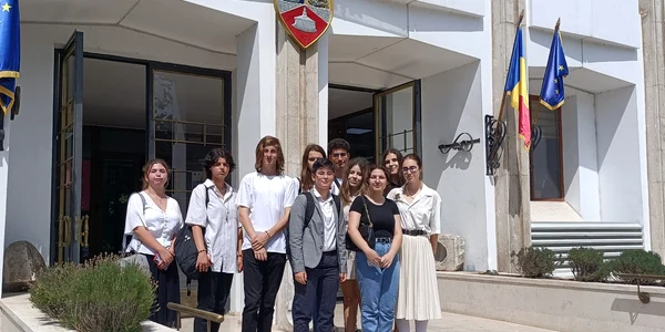 AEC ținută pe scări la dezbaterea legilor educatiei foto AEC jpeg