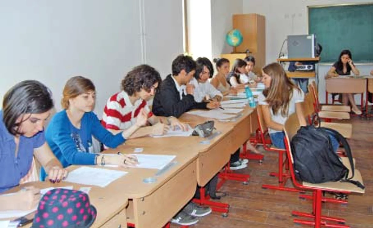 Juriul deliberează la expoziţia-concurs „Iniţiative antreprenoriale“