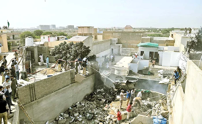 Avionul Airbus 320 s-a prăbușit lângă cartierul rezidențial Colony, din Karachi