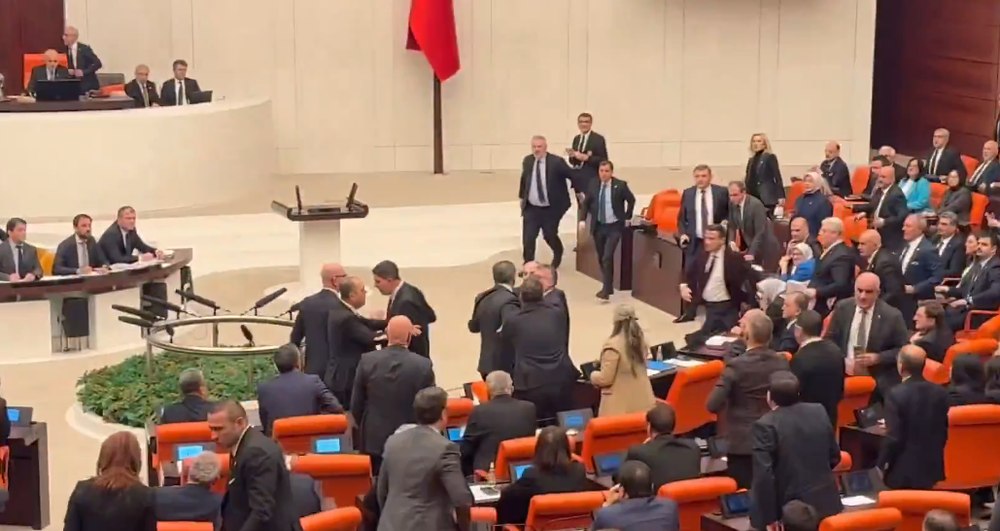 Bătaie în Parlamentul Turciei. Deputații și-au împărțit pumni și picioare în timpul dezbaterii privind bugetul