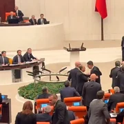 bataie parlament turcia FOTO Captură video X /  Mowliid Haji Abdi @MowliidHaji